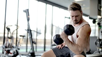 Homem treinando no ginásio