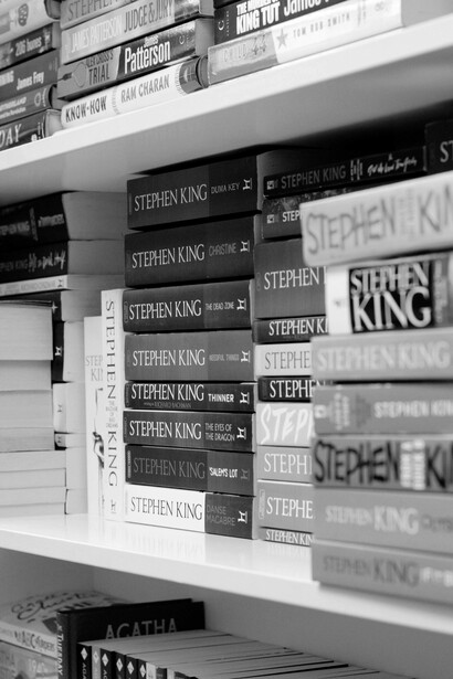 La profundidad psicológica de los personajes y los detalles temáticos suelen estar más desarrollados en las novelas