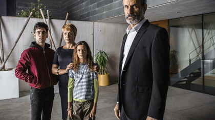 Juan Elías Giner (Francesc Garrido) con su mujer Alicia Castro (Blanca Portillo) e hijos