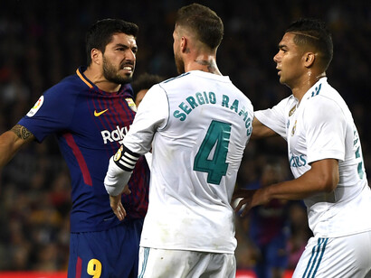 Suárez, Ramos y Casemiro en un reciente duelo entre el Barça y el Madrid