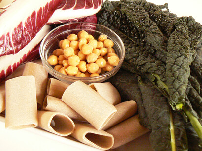 Paccheri, ceci, cavolo nero e radicchio rosso lungo