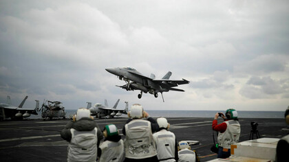Avión aterrizando en el USS Carl Vinson,el portaviones movilizado por Trump en la crisis de Corea