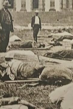 Los familiares muertos quedaron envueltos en sábanas, inertes como la duda e incertidumbre en espera de sepultarse en fosas comunes