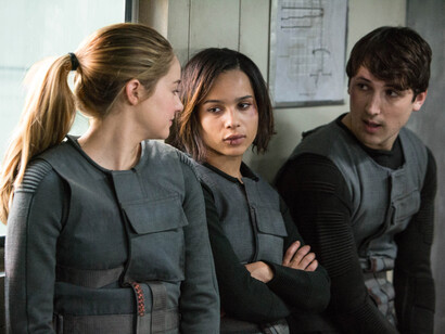 Literatura juvenil. Adaptación al cine de "Divergente", dirigida por Neil Burger y protagonizada por Shailene Woodley, Ashley Judd y Theo James