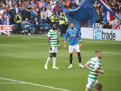 Ibrox Stadium, Glasgow, Scozia. Odsonne Édouard (Celtic), Connor Goldson (Rangers) e Ryan Christie (Celtic) in un derby dell'Old Firm 