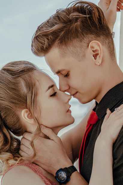 Pareja de jóvenes por besarse