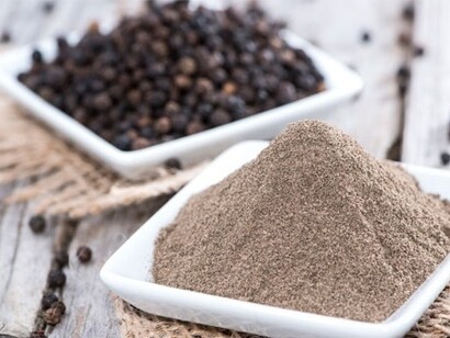 Grani e polvere di pepe nero