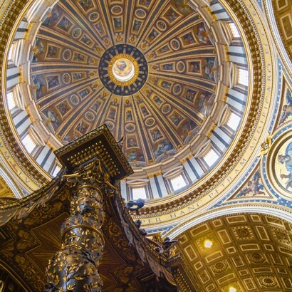 Le colonne tortili del baldacchino berniniano indicano un movimento ascensionale e dinamico: immagine plastica di una Chiesa chiamata a “camminare insieme” nella storia sotto la guida dello Spirito. Foto di Álvaro de la Paz Franco. Basilica di San Pietro, Città del Vaticano