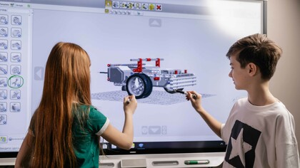 Crianças criam com facilidade um projeto 3D em uma lousa digital
