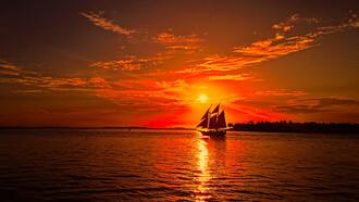 Barco navegando al atardecer