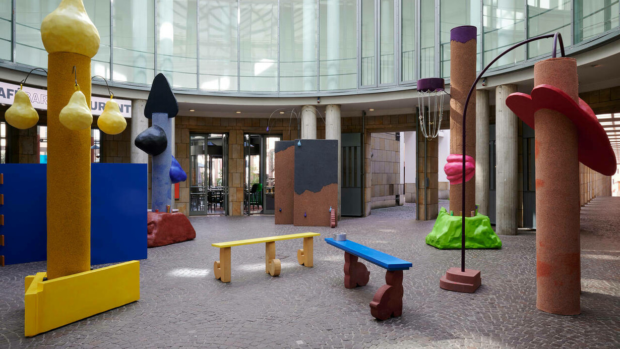 Maruša Sagadin. Luv Birds in toten Winkeln, exhibition view, © Schirn Kunsthalle Frankfurt 2023, Photo: Mareike Tocha