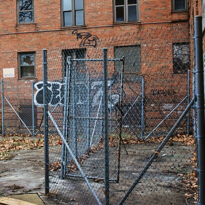 La vulnerabilità può assumere forme disarmanti, evocando l’innocenza anche nei momenti più oscuri