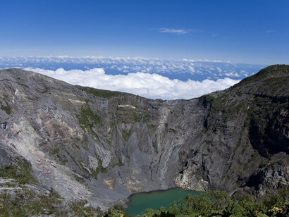 Los procesos sísmicos de Cártago tienen que ver con las fallas en el volcan. Cráter principal del volcán Irazú, 2012, Cartago, Costa Rica