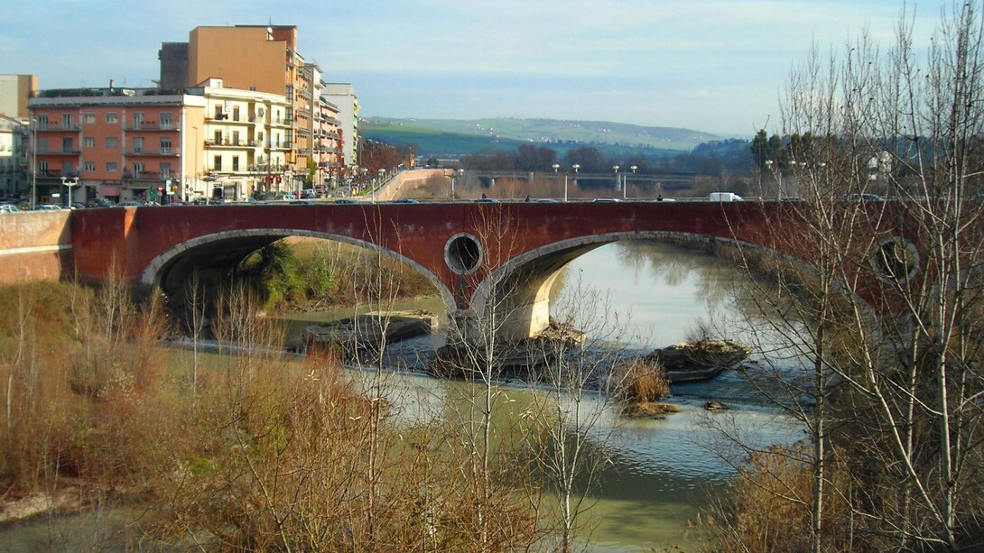 Il Ponte Vanvitelli, che attraversa il fiume Calore, è un'opera storica che collega il centro antico di Benevento al rione Ferrovia. Benevento, Italia