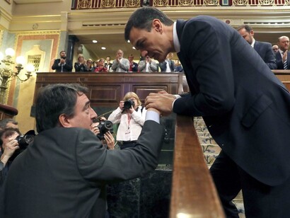 Sánchez habla al término de la votación con el Aitor Esteban, portavoz del PNV, partido cuyos cinco votos resultaron fundamentales para el éxito de la moción