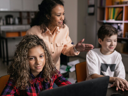 Professora ensina sobre o funcionamento do ChatGPT aos alunos