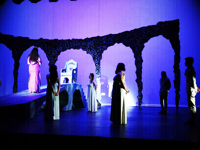 El último año de su peregrinación llega a Cartago, donde estaba la reina Dido. "Dido y Enea", Flora Thornton Opera en Pepperdine University, California, EE.UU.