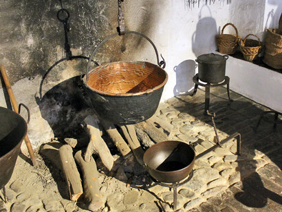 Cocina popular, Exhibition view. Courtesy of Museo Unicaja de Artes y Costumbres Populares