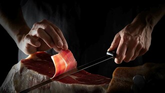 Il coltello, il primo punto di contatto artificiale tra l’uomo e il cibo