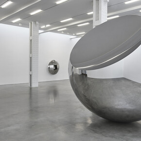 Anish Kapoor, Newborn, 2019. Stainless steel, 300 x 300 x 300 cm. Photograph: Mark Waldhauser ©Anish Kapoor. All Rights Reserved SIAE, 2023. Courtesy of Fondazione Palazzo Strozzi
