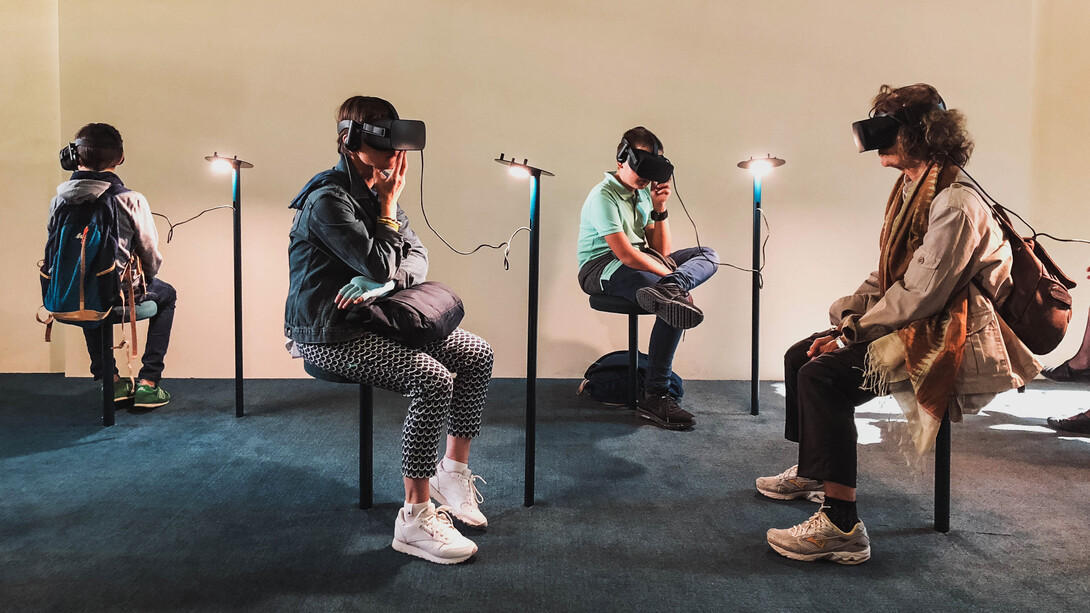 Grupo de personas probando un tour mediante Realidad Virtual (RV)