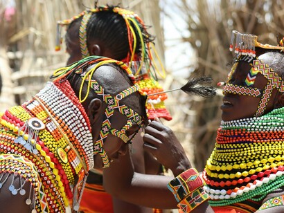 Turkanos usando a jóia tradicional de contas feitas à mão. Ao escolher destinos menos explorados pelo turismo de massa, você vai ter uma visão mais genuína da África, ao mesmo tempo que contribui diretamente para o desenvolvimento das comunidades locais. Não só é possível viajar de maneira mais econômica, mas também você estará se conectando com a verdadeira essência dos lugares e das pessoas que conheceu