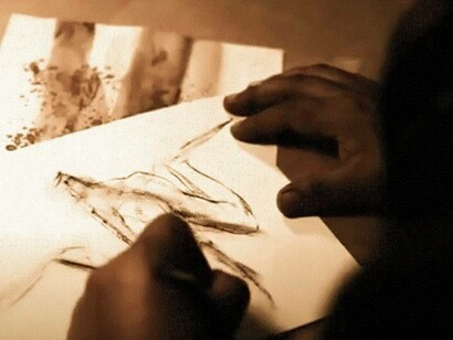 L'artista Giovanni Manzoni Piazzalunga mentre disegna