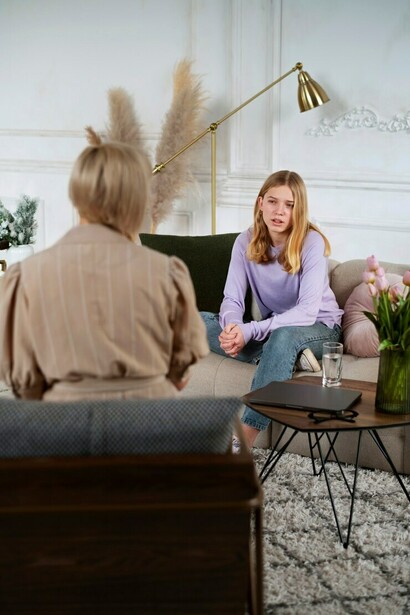 Witness a young girl discussing her feelings with a therapist, highlighting the benefits of professional guidance for emotional wellbeing