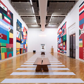 Pascale Martine Tayou, Knockout! Vista de exhibición. Cortesía de Pinacoteca