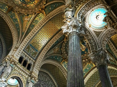 Des éléments et des bordures dorés élaborés encadrent les mosaïques et autres éléments décoratifs, ajoutant à l'atmosphère opulente