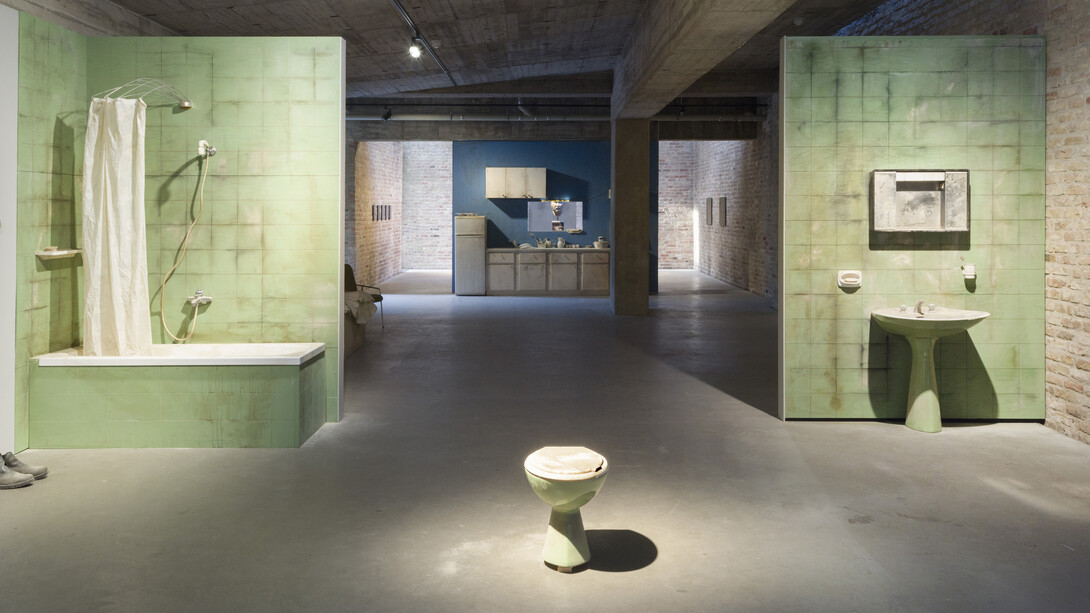 Ersan Mondtag, Asbest, exhibition view. Courtesy of König Galerie