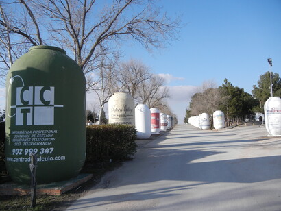 Dentro del recinto de Pinilla, en la Carretera de Pedro Muñoz, a 4 km. de la localidad, se encuentra el Museo de la Virgen de las Viñas. Sesenta años de historia y tradiciones dan vida a este museo. Tinajas en Pinilla