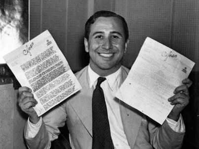 Miguel Paulino Tato posando con documentos de censura durante su cargo en el Ente de Calificación Cinematográfica