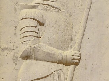 Representación a relieve de Alonso de Ojeda, situada en el lado izquierdo de la fachada de la plaza venezolana 