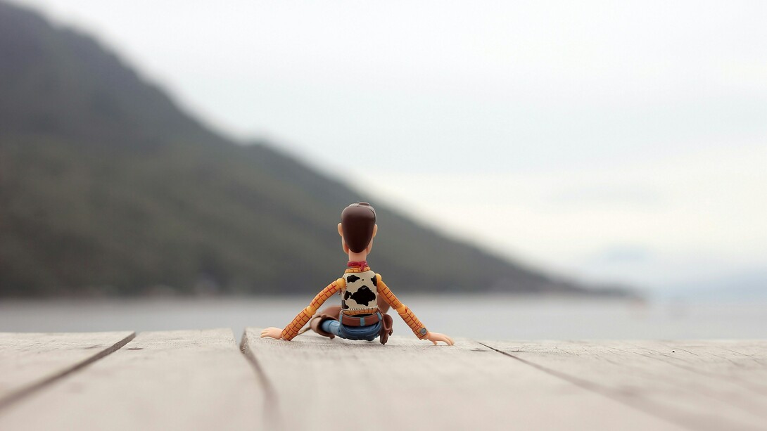 La imagen del hombre solitario como arquetipo moderno oculta una realidad preocupante: la profunda desconexión social que afecta su salud mental y física