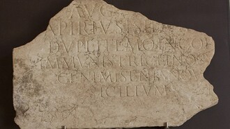 Iscrizione in latino. La lingua è un po' la storia: libera, ribelle, non vive di regole prestabilite, è sciolta dalle catene della grammatica o della cronologia