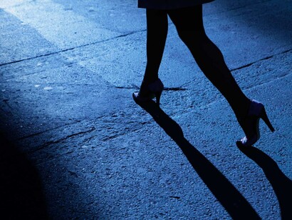 Una joven recorre las calles en plena noche