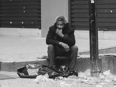 Homem em situação de rua em São Paulo, Brasil. Não era comum, pelo menos onde passei no primeiro mundo, ver proliferação tamanha de pessoas sem rumo, sem teto, sem esperança, sem dignidade, vivendo de esmolas para comprarem álcool e drogas misturadas com venenos