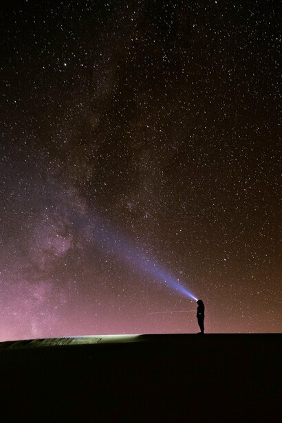 Uma pequena luz corta a escuridão enquanto o céu estrelado relembra o fascínio humano pelo desconhecido. A lanterna acesa diante do infinito evoca a curiosidade científica e emocional presente em Projeto Hail Mary. Entre estrelas e sombras, a imagem traduz a sensação de aventura dos grandes filmes de ficção científica dos anos 1980
