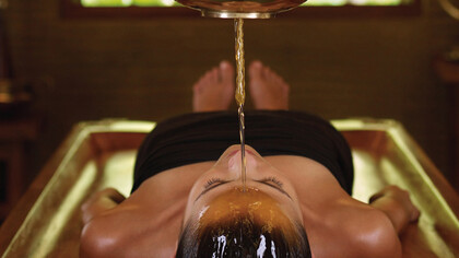 Trattamento ayurvedico con olio caldo sul terzo occhio