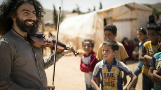 Un rayo de luz en medio del desastre: el violinista Ara Malikian consigue hacer reír a niños sirios en un campo de refugiados