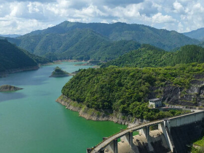 Hay países que dependen fuertemente de grandes hidroeléctricas, pero que en épocas de sequía tienen que recurrir masivamente a plantas térmicas para sostener la demanda. Rio Nizau, presa Jiguey, San José de Ocoa, República Dominicana