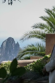 'Parthenope' di Paolo Sorrentino, scena tratta dal film. Emozione e nostalgia, la pellicola unisce momenti estremamente vivaci e altri dai toni malinconici e angosciati. Sorrentino riflette sull'età che avanza paragonata a una giovinezza perfetta