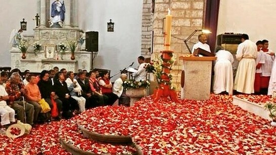 El altar de la iglesia de Mineral del Chico, México, cubierta de pétalos de rosa