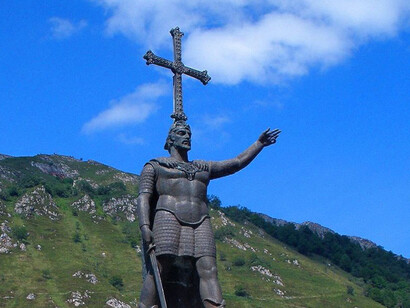 En las zonas montañosas del norte, especialmente en la cordillera Cantábrica, el control musulmán fue más débil, lo que permitió la aparición de focos de resistencia.
Estatua de Don Pelayo en Covadonga, Cangas de Onís, Asturias, España