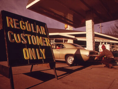 Cartel de venta limitada de gasolina a clientes habituales en una estación Shell en Portland, Oregón, Estados Unidos, enero de 1974