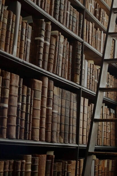  I temi emergenti possono risultare dalle interazioni tra i personaggi e gli eventi, creando significati che vanno oltre le singole parti del testo