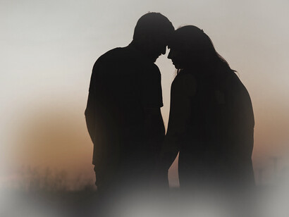 Passione comune. Stefano segue il basket da quando ne ha memoria. Le prime volte era solo un bambino e sua madre lo aiutava a varcare quelle mura tenendolo stretto per mano, spaventata che si perdesse in quelle onde composte da un mare di persone, lo portava con sé verso il settore delle persone che stanno sedute sulle gradinate