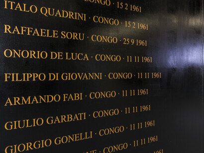 Flavio Favelli,
Gli Angeli degli Eroi,
Acrilico e smalto su pannello,
200 x 1.260 cm,
2015,
courtesy MAXXI,
foto Sebastiano Luciano
