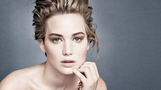 Jennifer Lawrence luciendo un pelado corto en una campaña publicitaria